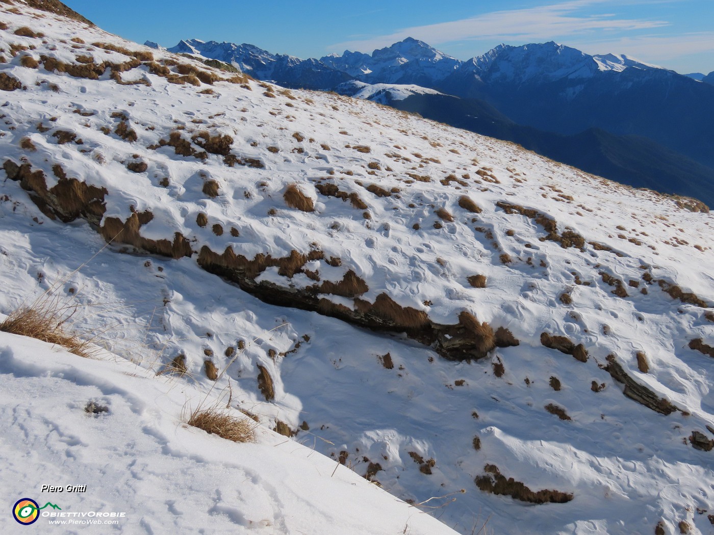 18 Ghirigori della neve sui pratoni.JPG